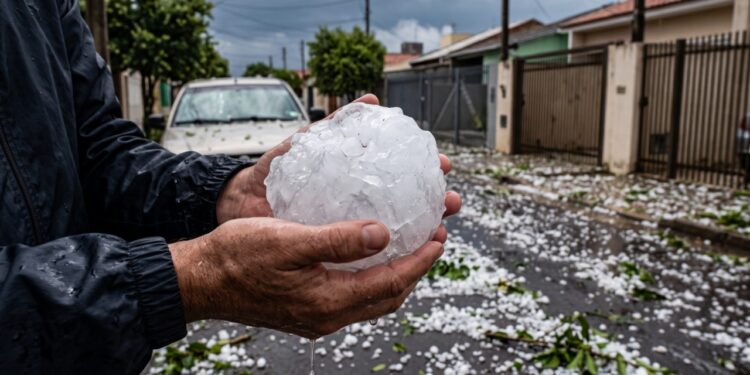 Como uma pedra de gelo do tamanho de uma bola de tênis se forma dentro de uma nuvem: a física por trás do granizo que atinge o Sul e o Sudeste nesta época
