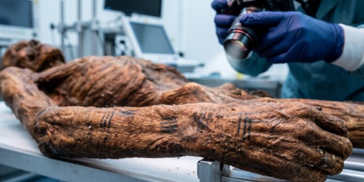 Ötzi, o homem do gelo de 5.300 anos, tinha 61 tatuagens no corpo, e os cientistas acreditam que elas tinham função medicinal