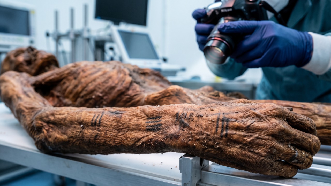 Ötzi, o homem do gelo de 5.300 anos, tinha 61 tatuagens no corpo, e os cientistas acreditam que elas tinham função medicinal