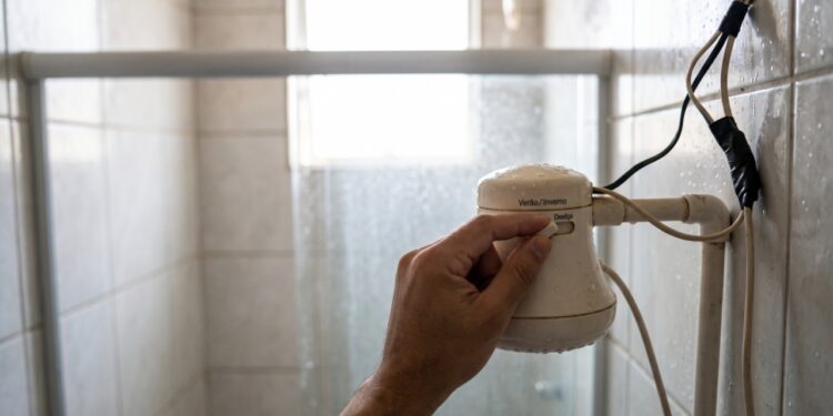 Chuveiro no “verão” ou no “inverno”: quanto a chave muda na conta de luz e quando vale a pena trocar