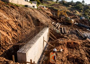 Casas térreas simples podem ficar muito mais caras sem ganhar metros quadrados quando terreno inclinado exige contenções, fundações e drenagem adicionais