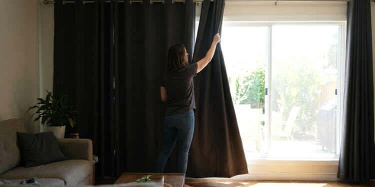 Fechar janelas e cortinas de dia e abrir à noite: o método simples que deixa a casa mais fresca sem ligar nada