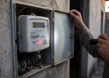 O que significa a luz vermelha piscando no relógio de luz? Cada piscada corresponde a uma fração de kWh consumido, conforme o modelo do medidor, e se ela continua piscando com todos os disjuntores desligados pode haver fuga de energia na instalação