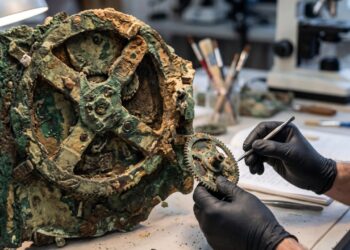 O computador de 2 mil anos encontrado num naufrágio grego: o mecanismo de Anticítera previa eclipses e as posições dos planetas com engrenagens de bronze