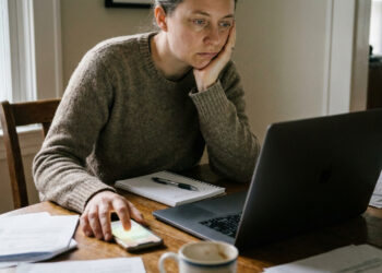 Por que tantas notificações podem fazer você terminar o dia cansado mesmo sem tarefa difícil, especialistas da USP destacam a fragmentação da atenção