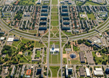 A cidade brasileira planejada com grandes eixos viários parece formar um avião vista de cima, mas o desenho original foi pensado como cruz monumental