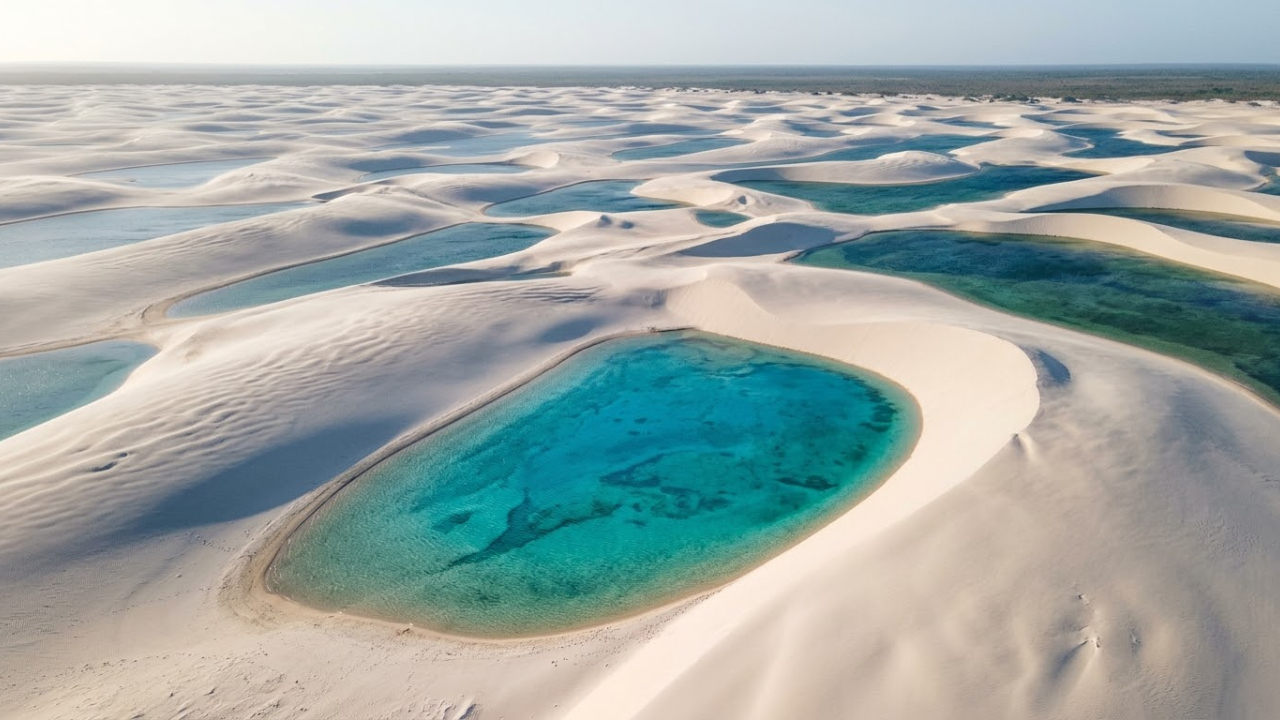 As lagoas de água doce que surgem entre dunas de areia branca no Maranhão e quase desaparecem na estação seca