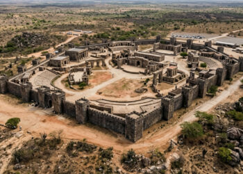 Vista do alto, o Agreste de Pernambuco esconde uma cidade murada de 100 mil metros quadrados, com 70 torres construídas para representar Jerusalém