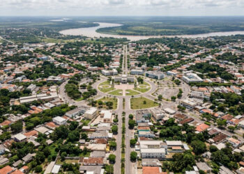Vista do alto, parte de uma capital brasileira parece irradiar como os raios de um sol a partir do Centro Cívico
