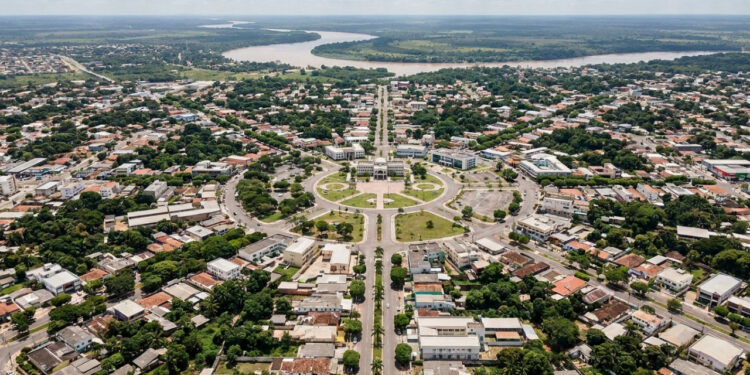 Vista do alto, parte de uma capital brasileira parece irradiar como os raios de um sol a partir do Centro Cívico