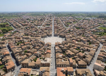 Vista do alto, uma cidade italiana revela um hexágono quase perfeito, com seis bairros e ruas que convergem para uma praça central