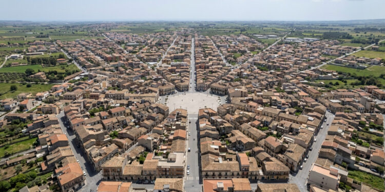 Vista do alto, uma cidade italiana revela um hexágono quase perfeito, com seis bairros e ruas que convergem para uma praça central
