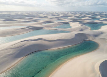 Vista do alto, enormes dunas brancas do Maranhão ganham centenas de lagoas temporárias após as chuvas e formam uma paisagem que muda de desenho ao longo do ano