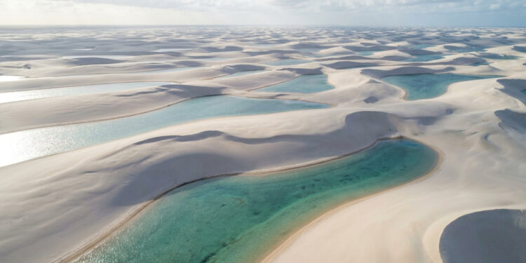 Vista do alto, enormes dunas brancas do Maranhão ganham centenas de lagoas temporárias após as chuvas e formam uma paisagem que muda de desenho ao longo do ano