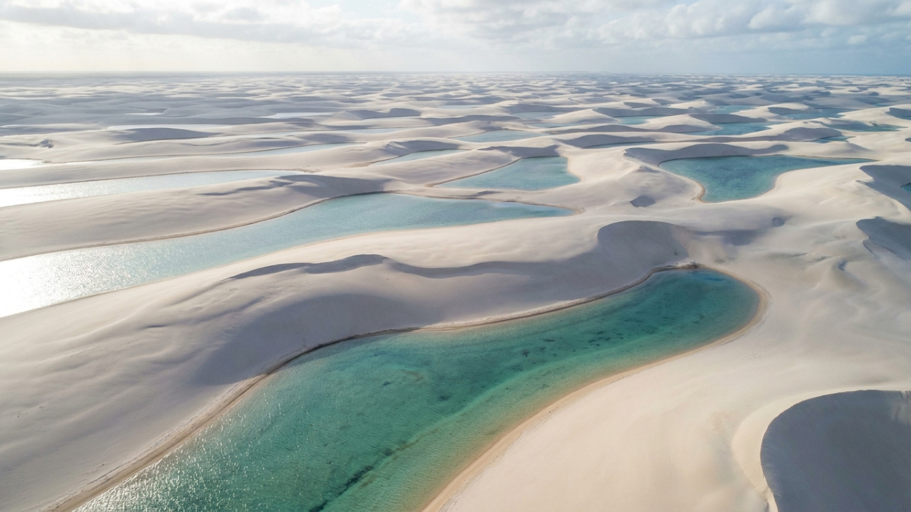 Vista do alto, enormes dunas brancas do Maranhão ganham centenas de lagoas temporárias após as chuvas e formam uma paisagem que muda de desenho ao longo do ano