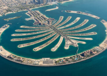 Vista do alto, uma ilha artificial de Dubai revela uma palmeira gigantesca com 16 folhas, criada para abrigar casas, hotéis e praias onde antes havia apenas mar