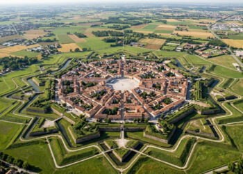 Vista do alto, esta cidade italiana é uma estrela perfeita de nove pontas: foi planejada em 1593 como fortaleza e até hoje mantém o desenho original