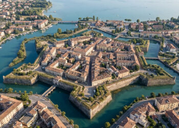 Vista do alto, Peschiera del Garda parece trancada dentro de um enorme pentágono cercado por águas, com muralhas construídas para resistir a ataques inimigos