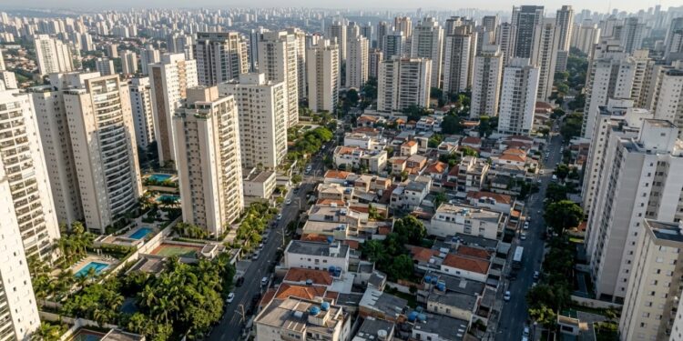Vista aérea de bairro de São Paulo com grande concentração de edifícios residenciais altos entre construções menores, mostrando o adensamento urbano e a verticalização. - (Imagem gerada por inteligência artificial-ChatGPT/Olhar Digital)