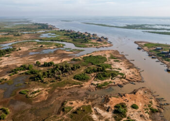 O lago que pode desaparecer parcialmente durante a estação seca e voltar a ocupar uma área muito maior meses depois sem que sua margem tenha qualquer posição fixa