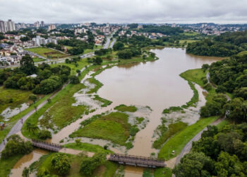 A cidade que cria parques em áreas sujeitas a inundação pode transformar um problema recorrente em espaço que muda de função quando a chuva forte chega