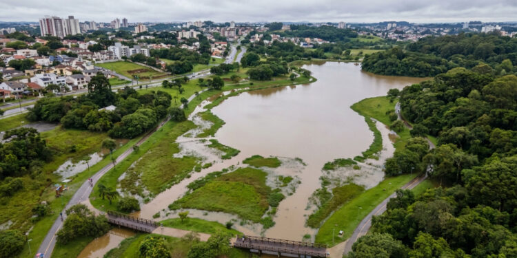 A cidade que cria parques em áreas sujeitas a inundação pode transformar um problema recorrente em espaço que muda de função quando a chuva forte chega