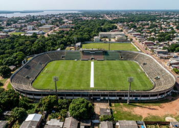Uma capital brasileira é cortada pela Linha do Equador, e existe um estádio onde a linha do meio-campo separa literalmente os hemisférios Norte e Sul