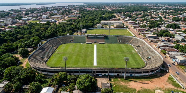 Uma capital brasileira é cortada pela Linha do Equador, e existe um estádio onde a linha do meio-campo separa literalmente os hemisférios Norte e Sul