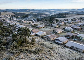 Um município do Sul chega a registrar geada em dezenas de manhãs frias porque altitude e relevo favorecem o acúmulo de ar gelado durante a madrugada