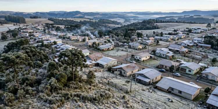 Um município do Sul chega a registrar geada em dezenas de manhãs frias porque altitude e relevo favorecem o acúmulo de ar gelado durante a madrugada