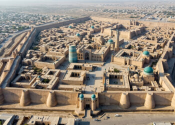 Vista do alto, uma antiga cidade do Uzbequistão parece protegida por uma enorme caixa de muralhas, com seu centro histórico encaixado em um retângulo de 26 hectares