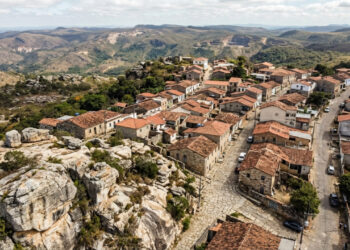 Uma cidade mineira construída sobre quartzito transformou a própria pedra das montanhas em casas, igrejas, artesanato e identidade turística