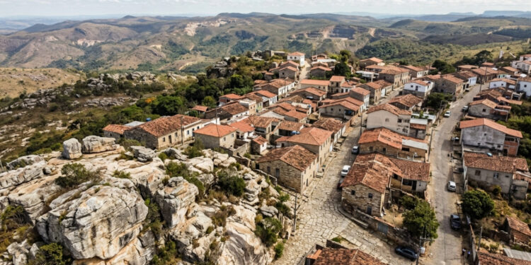 Uma cidade mineira construída sobre quartzito transformou a própria pedra das montanhas em casas, igrejas, artesanato e identidade turística