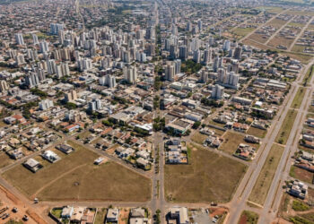 Cidade cresce para os lados e o problema aparece anos depois: quanto mais a mancha urbana se espalha, mais quilômetros de ruas, redes e serviços precisam acompanhar os novos bairros