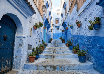 Chefchaouen, a cidade marroquina com casas pintadas de azul: as explicações mais aceitas para a cor que cobre ruas, escadas e portas