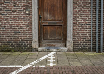 A cidade dividida entre dois países onde é a porta da frente que define se a casa fica na Bélgica ou na Holanda