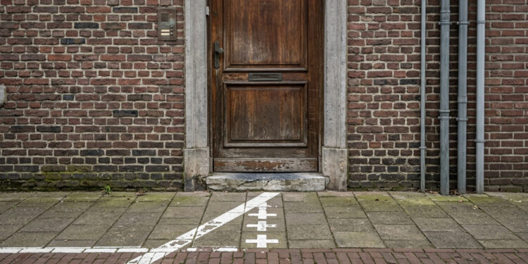 A cidade dividida entre dois países onde é a porta da frente que define se a casa fica na Bélgica ou na Holanda