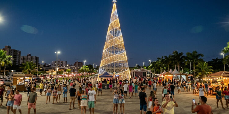 A cidade que monta a maior árvore de Natal do Brasil e muda a paisagem do centro durante dezembro