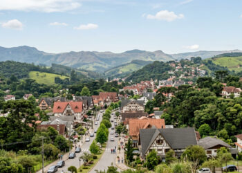 Uma cidade serrana pode registrar tardes amenas mesmo em pleno verão porque altitude reduz a temperatura do ar antes de qualquer influência de frente fria