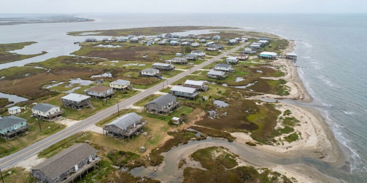 O ponto do planeta onde a terra firme afunda lentamente enquanto o nível do mar sobe, fazendo duas mudanças independentes parecerem uma única inundação acelerada