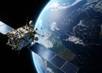Um satélite parece parado no céu, mas viaja a quase 11 mil km/h para acompanhar a rotação da Terra