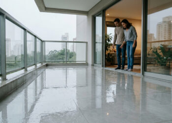Casal coloca porcelanato polido na área externa e, na primeira chuva, o piso vira um rinque de patinação