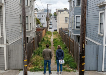 Casal paga US$ 25 mil achando que comprou uma casa de US$ 1 milhão e descobre depois que era dono de um beco de apenas 2 metros de largura