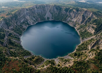 Uma cratera preenchida por água pode virar lago quase circular porque o relevo original determina a borda antes mesmo de começar o acúmulo