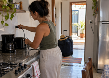 Eletricista explica o que tirar da tomada antes de viajar no feriado e o único aparelho que nunca deve ser desligado