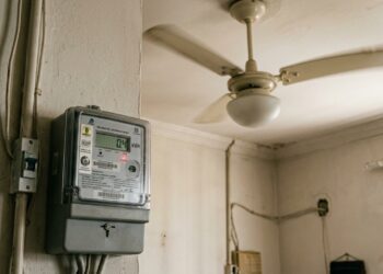 Eletricista faz a conta que quase ninguém faz: ventilador de teto ligado a noite toda gasta cerca de 0,4 kWh, o ar-condicionado gasta mais de 10 vezes isso, e a diferença em um verão inteiro paga o próprio ventilador