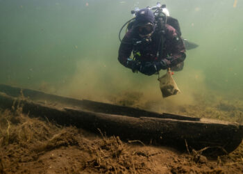 Um homem mergulhou em um lago para recolher lixo e encontrou uma canoa indígena de cerca de 1.000 anos no fundo