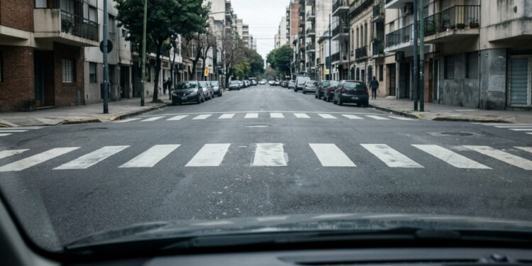 Nem toda faixa de pedestres é igualmente visível: estudo revelou que um tipo de pintura pode ser percebido pelo motorista de quase o dobro da distância