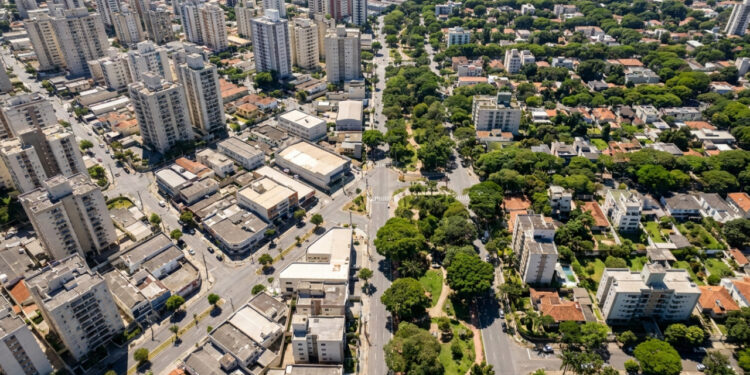 Duas regiões da mesma cidade podem registrar sensações térmicas muito diferentes porque concreto, prédios e vegetação mudam a maneira como cada bairro acumula calor