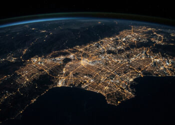 Dados de satélite mostram como as luzes de Natal deixam algumas cidades visivelmente mais brilhantes vistas do espaço em dezembro
